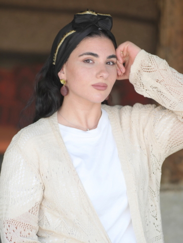 Flexible twist headband with golden pearls