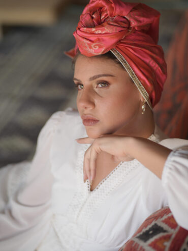 Long scarf in coral with gold accents