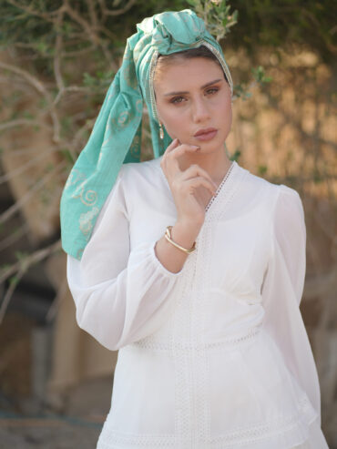 Long light blue scarf with a golden stripe